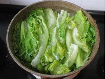蔬（shū）菜（cài）焯水用冷水還是熱水，蔬菜焯水的正確方法